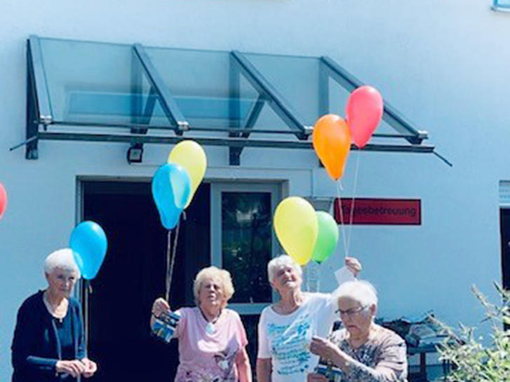 Bewohner mit Luftballons