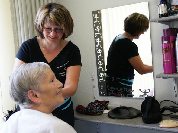 Eine Bewohnerin Friseurin die Haare frisieren